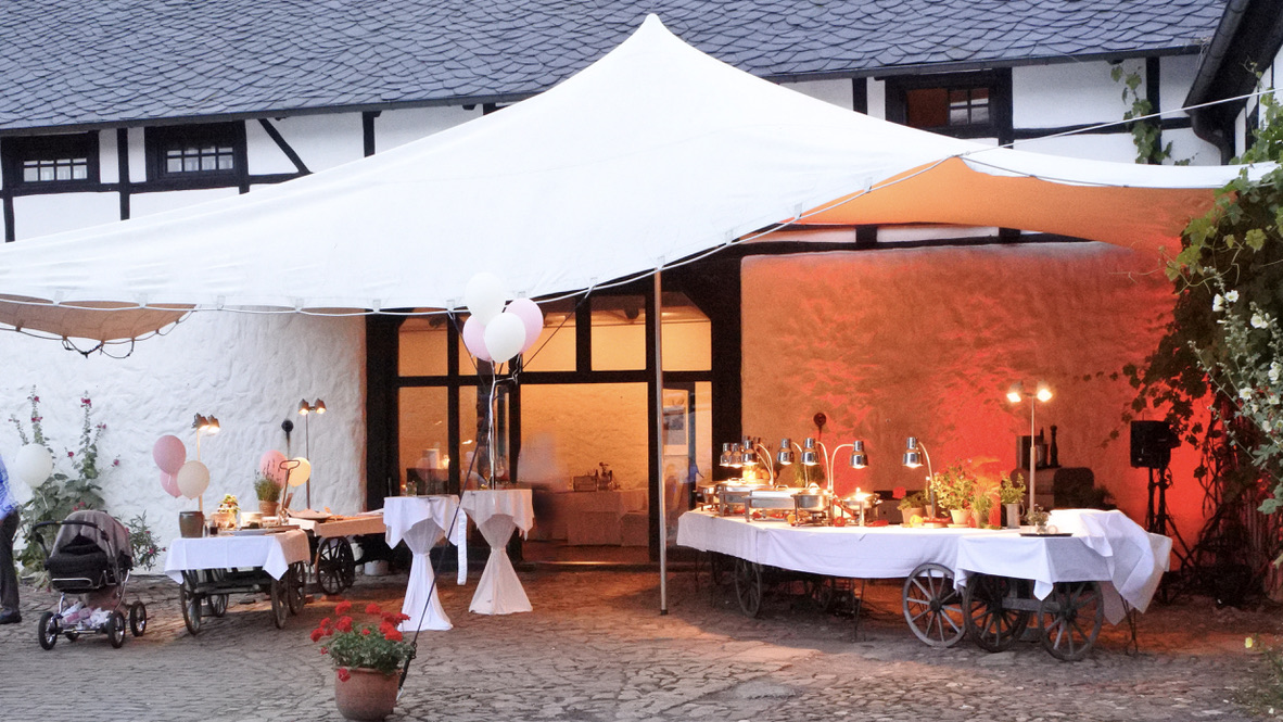 Hofbuffet mit Grillplatz