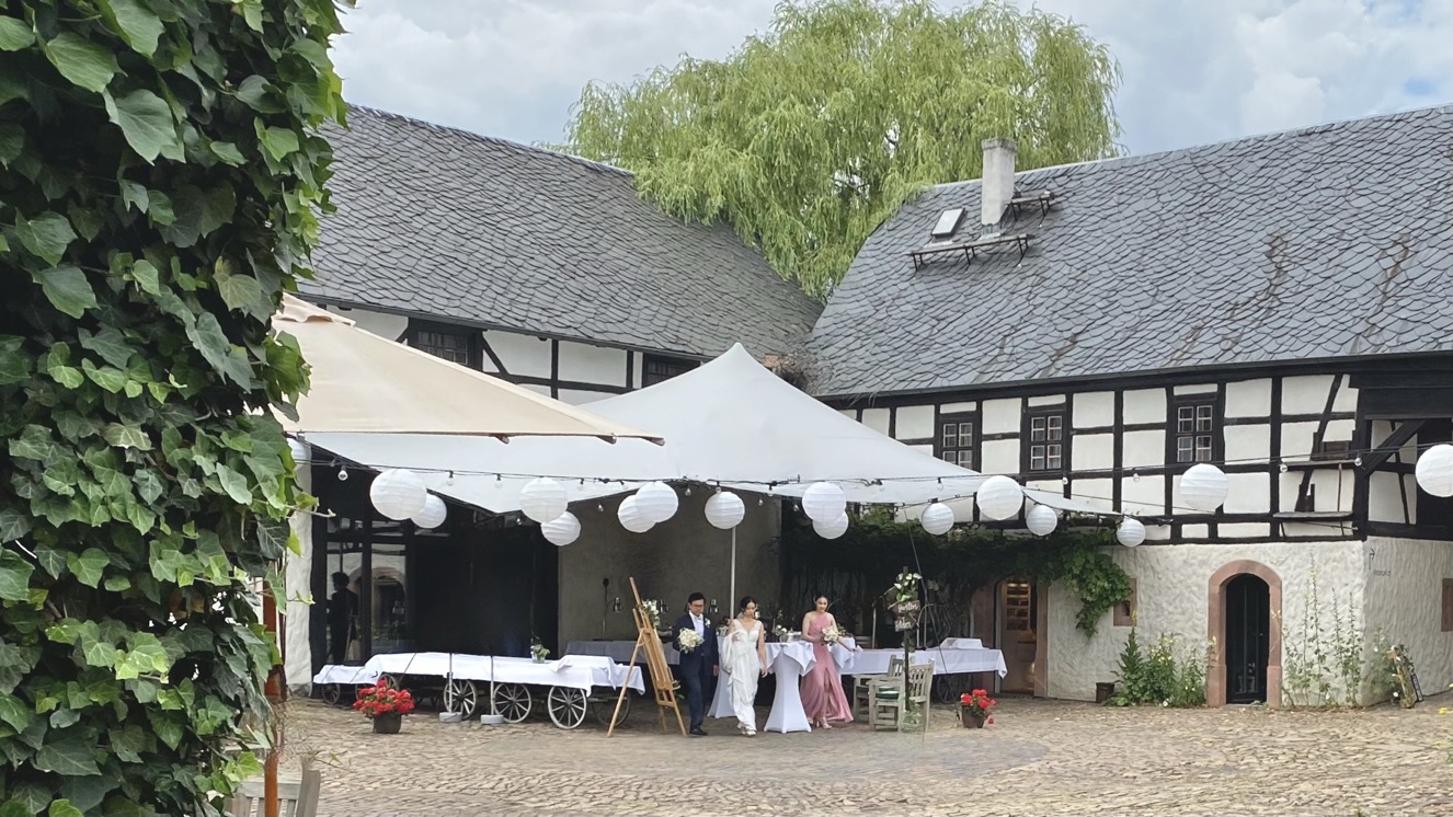 Begleitung der Braut zur Trauung