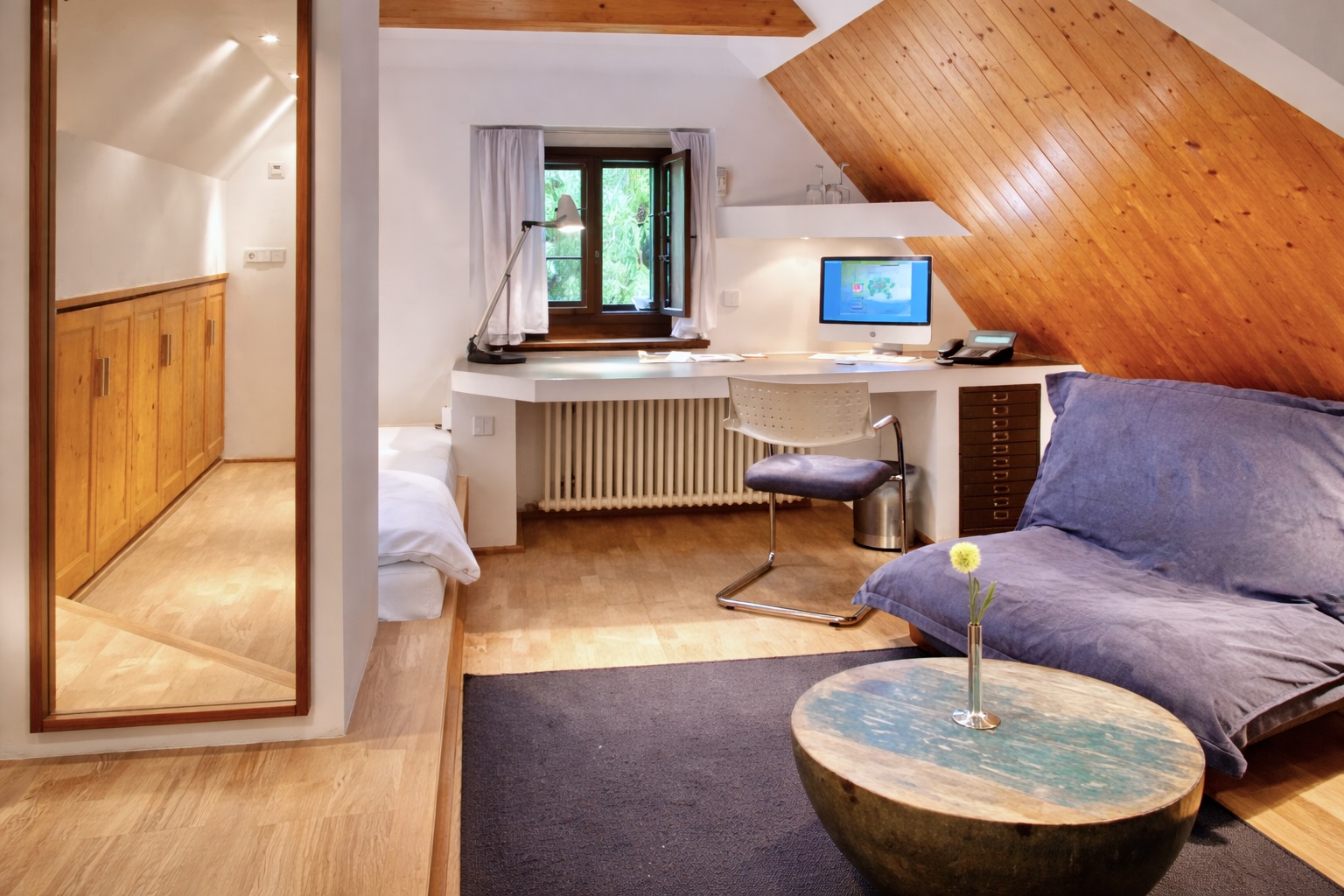 Modernes Dachzimmer mit gemütlichem Arbeitsbereich