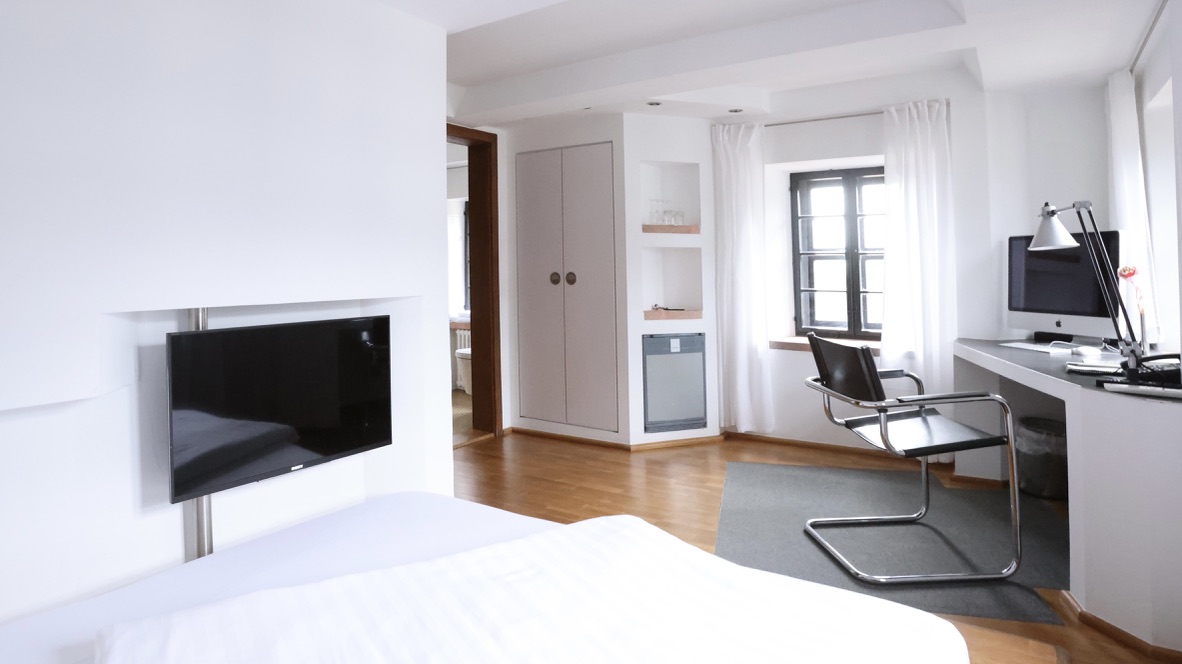 EB2A1272-8B1D-4032-A994-FC23B142CE65_1_105_c