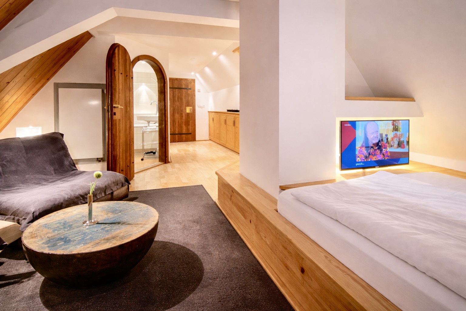 Gemütliches Hotelzimmer im Dachgeschoss